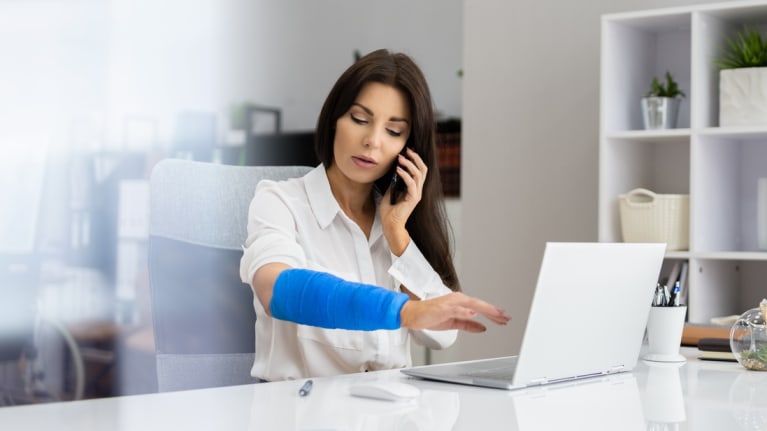 employee with cast on arm