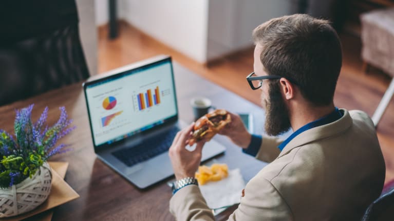 man eating lunch at desk