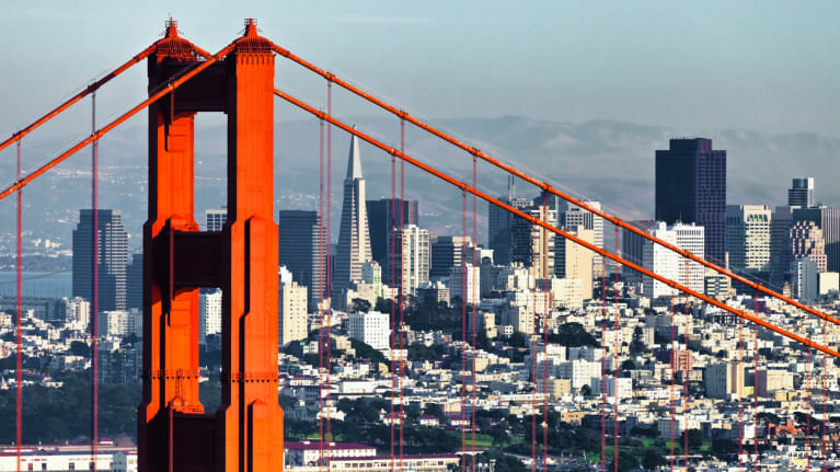 The Golden Gate Bridge with San Francisco&#39;s skyline in the background